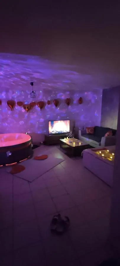 Cosy Private Jacuzzi Spa Apartment In Paris