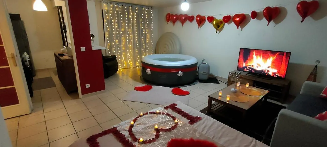 Cosy Private Jacuzzi Spa Apartment In Paris
